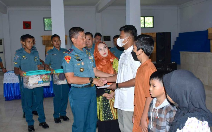 Danlantamal VI Makassar Brigjen TNI (Mar) Amir Kasman saat memberikan santunan