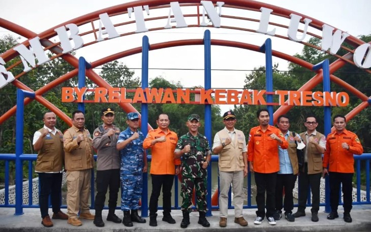 Danrem 081/DSJ Kolonel Inf H. Sugiyono saat peresmian rekonstruksi jembatan kali Luworo 