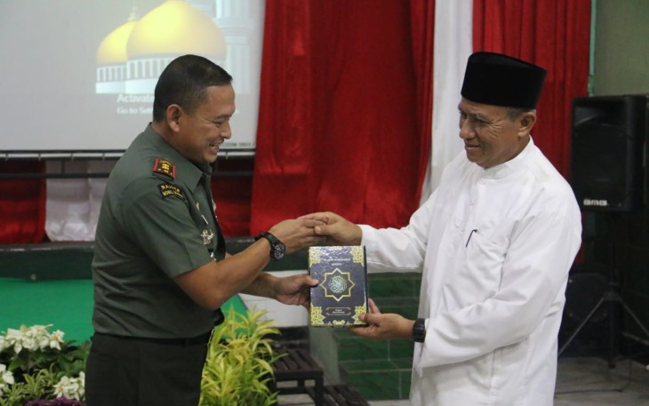 Dandim 0803/Madiun Letkol Inf Meina Helmi saat menyerahkan bantuan kitab suci Al Qur'an 