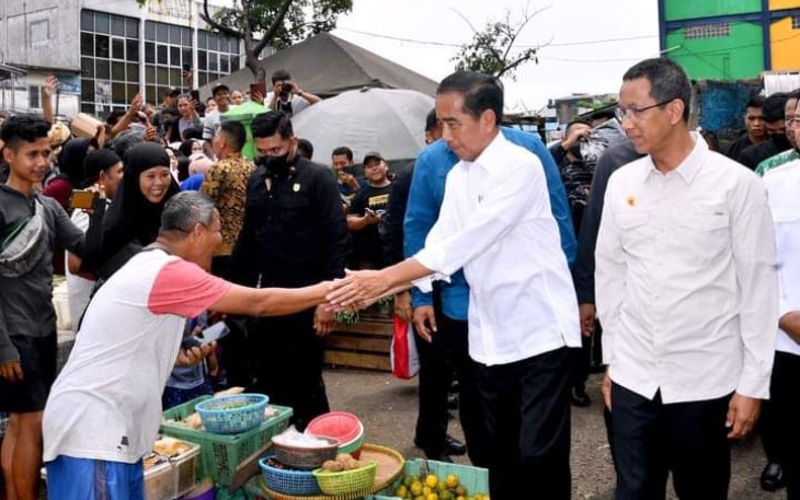Presiden Jokowi saat meninjau aktivitas pedagang di Pasar Minggu, Kamis (13/4)