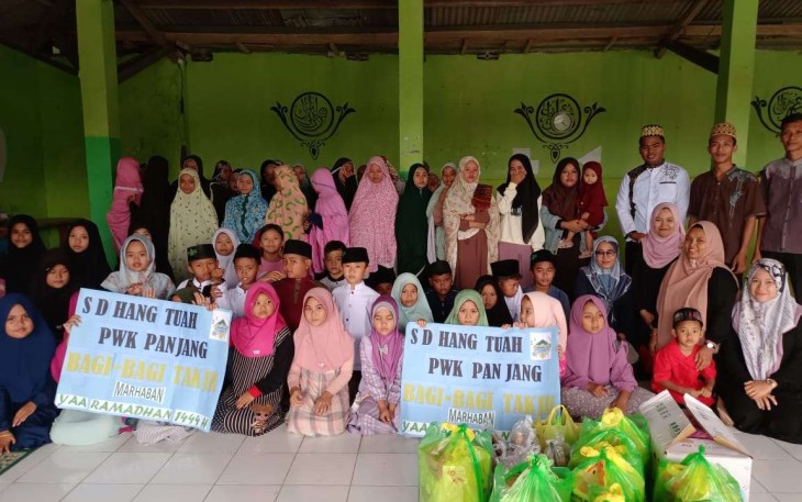 Bagikan takjil gratis SD Hang Tuah perwakilan Lampung 