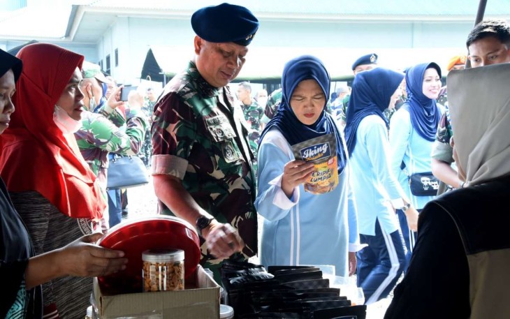 Dankoharmatau Marsda TNI Bambang Triono mengunjungi stand bazar murah