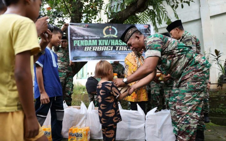 Kapendam XIV Hasanuddin Kolonel Inf Rio Purwantoro saat membagikan iftar gratis 