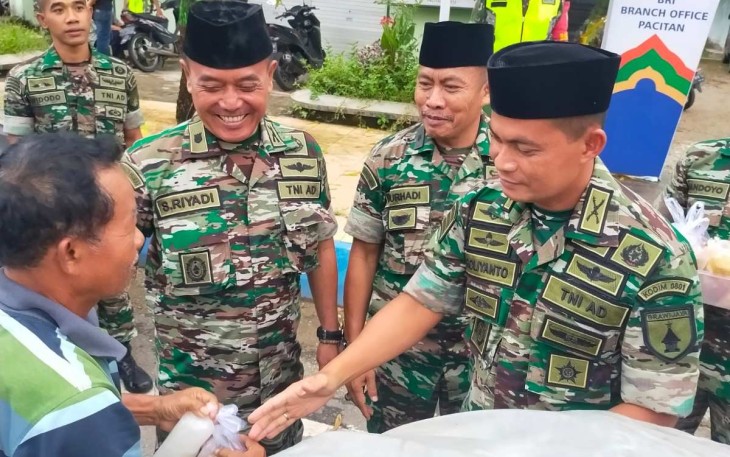 Dandim 0801/Pacitan Letkol Inf Roliyanto saat membagikan takjil