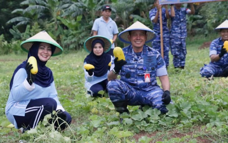 Pangkoopsud I Marsda TNI Bambang Gunarto saat panen ketahanan pangan di Jakarta 