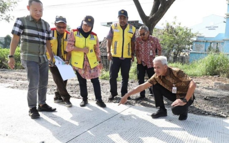 Ganjar Pranowo saat pengecekan jalur pantura Pati-Batangan-Rembang 