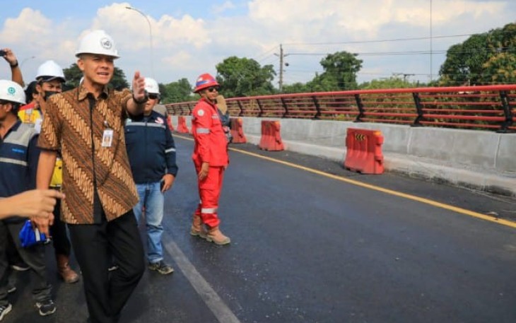 Ganjar Pranowo saat pengecekan jembatan Juwana