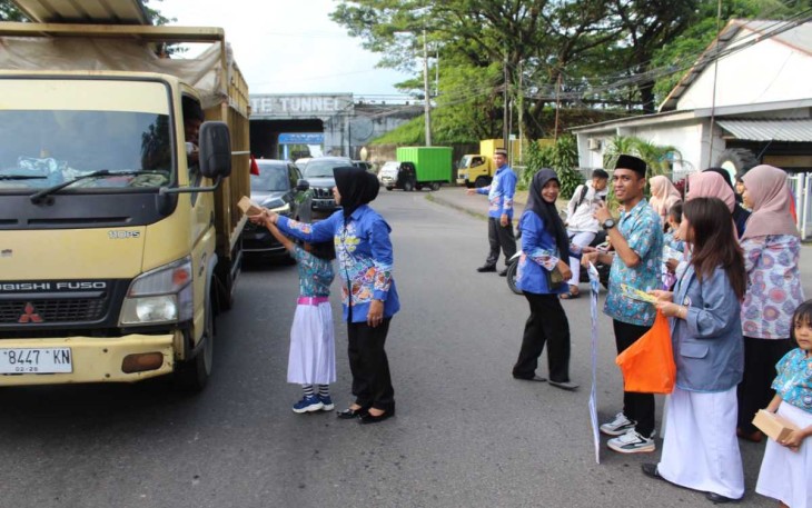 Pembagian takjil Yayasan Hang Tuah Cabang Makassar 