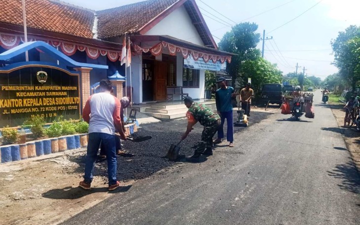 Perbaikan jalan aspal di wilayah desa binaan 