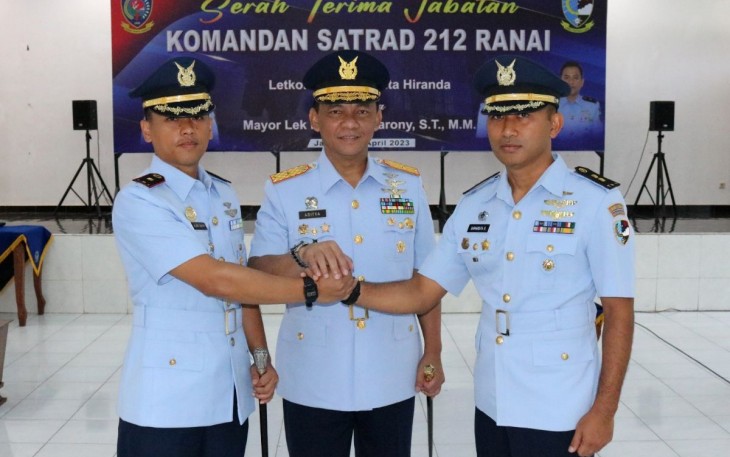 Dankosek IKN Marsma TNI Yuniarsa Aditya Permana foto bersama Dansatrad 212 Ranai usai sertijab 