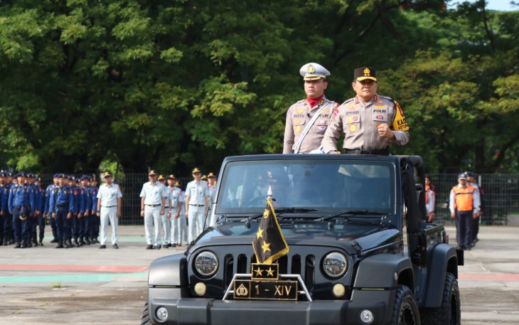Kapolda Sulsel Irjen Pol Setyo Budi Moempoeni Harso saat pengecekan pasukan