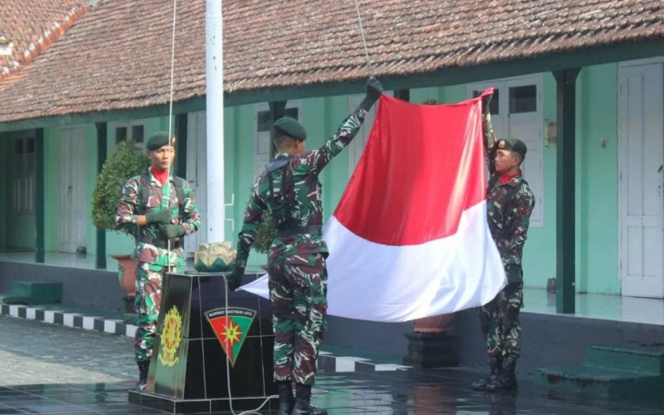 Upacara bendera prajurit Menarmed 2 Kostrad 