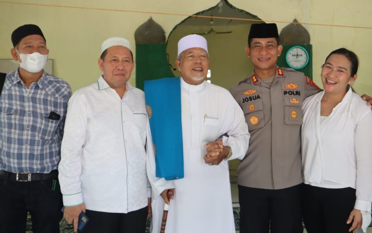 Kapolres Belawan saat mengunjungi musholla