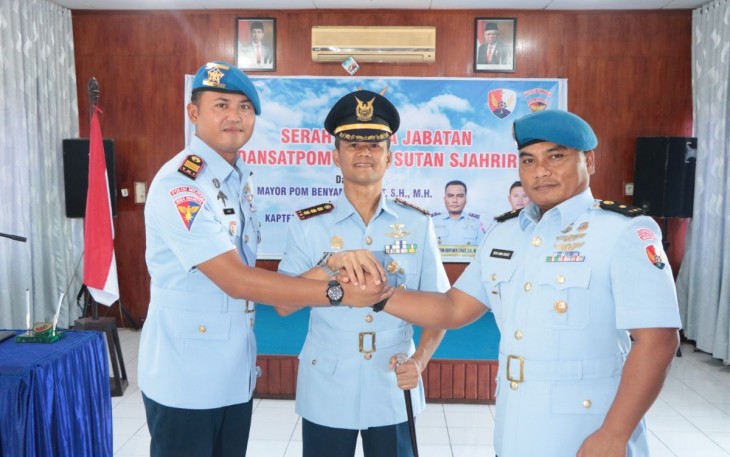 Danlanud Sutan Sjahrir Kol Nav Saeful Rakhmat foto bersama Dansatpom usai sertijab, Senin (17/4)