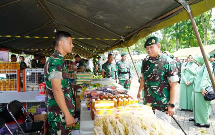 Pangdiv 2 Kostrad Mayjen TNI Safrial meninjau stand bazar murah, Senin (17/4)