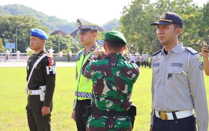Dandim 0801/Pacitan Letkol Inf Roliyanto saat penyematan pita operasi Ketupat Semeru 2023
