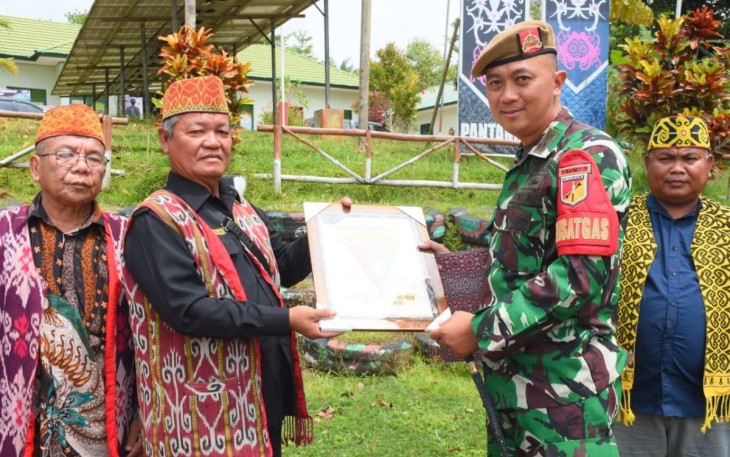 Dansatgas Yonarmed 19/105 Trk Bogani Letkol Arm Edi Yulian Budiargo saat menerima penghargaan 
