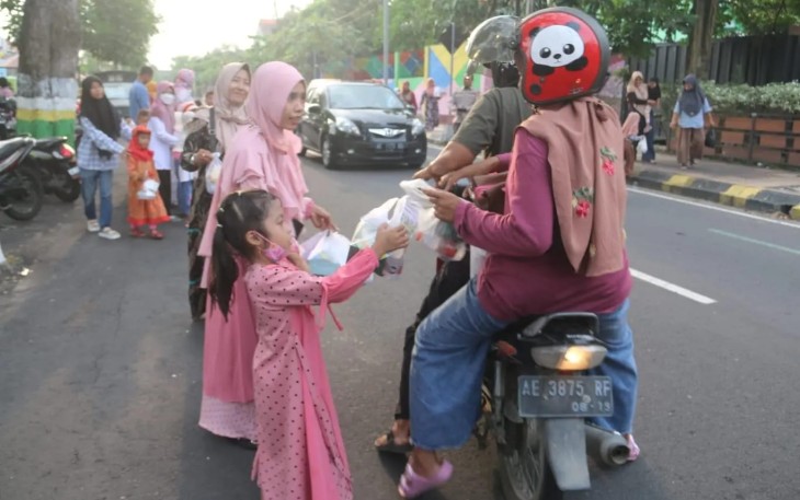 Siswa TK Kartika IV-21 Bagikan Takjil