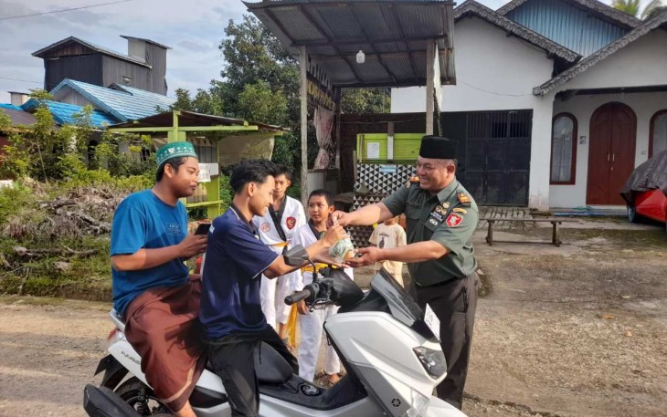 Danramil 12/Halong Peltu Didi Nata saat membagikan takjil
