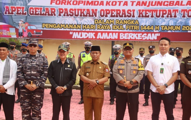 Danlanal TBA Letkol Laut (P) Aan Prana Tuah Sebayang (2 dari kiri) saat gelar pasukan operasi Ketupat Toba 2023