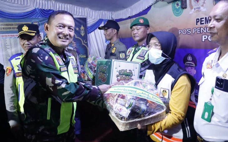 Dandim 0803/Madiun Letkol Inf Meina Helmi saat memberikan bingkisan lebaran petugas pengamanan lebaran 
