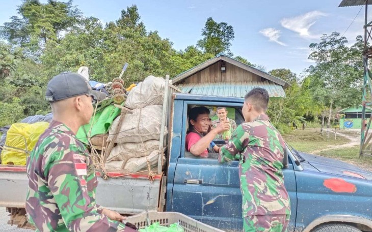 Satgas Yonif 645/Gty bagikan takjil di perbatasan 