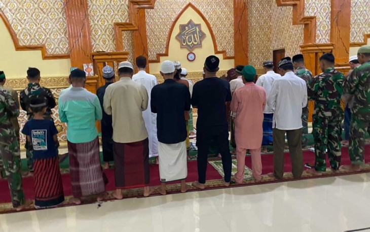 Shalat tarawih berjamaah di perbatasan 