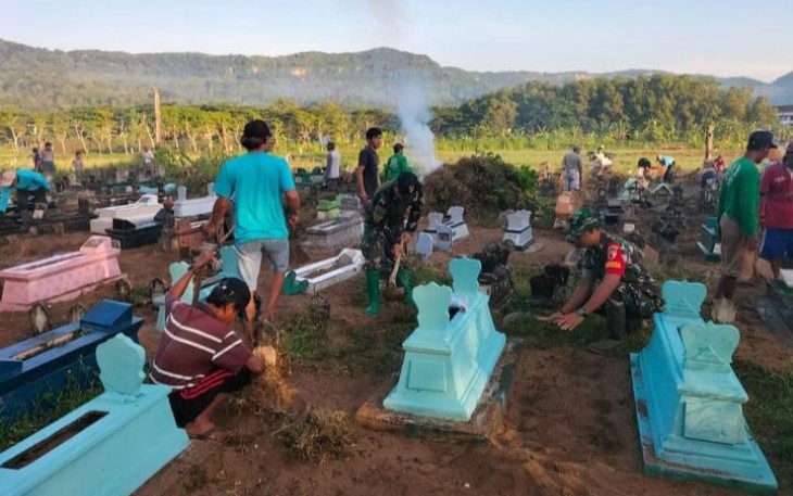 Bersihkan makam wilayah desa binaan 