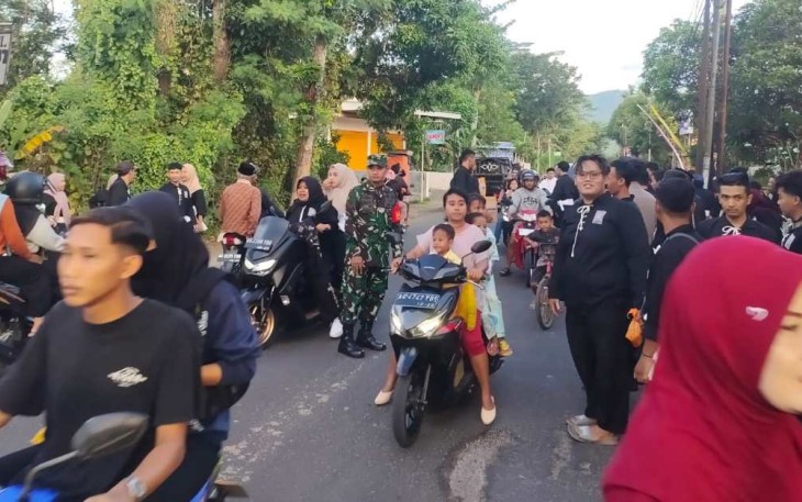 Bagikan takjil gratis di wilayah binaan 