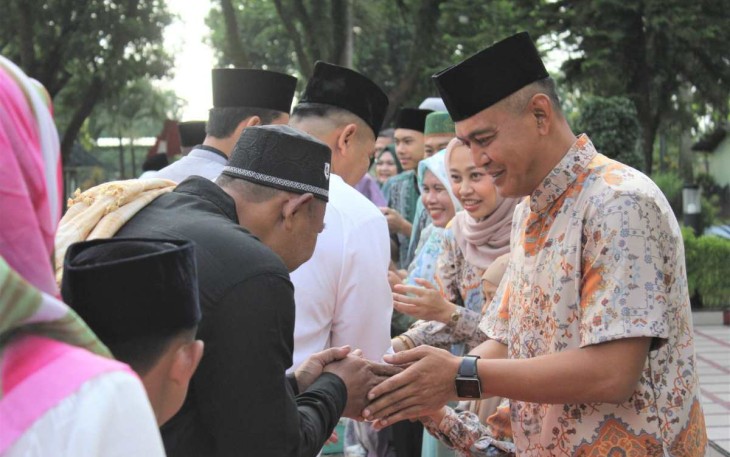 Danmenarmed 2 Kostrad Kolonel Arm Joko Setiyo Kurniawan saat bermaaf-maafan usai sholat Ied, Sabtu (22/4)