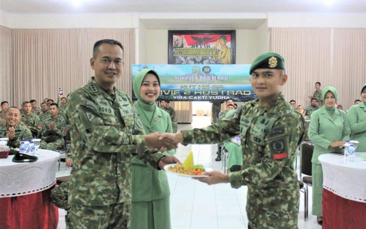 Danmenarmed 2 Kostrad Kolonel Arm Joko Setiyo Kurniawan saat memberikan nasi tumpeng 