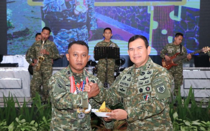 Pangdiv 2 Kostrad Mayjen TNI Safrial memberikan apresiasi Kapten Arh Bayu Sekti Wicaksono atas prestasi menembak