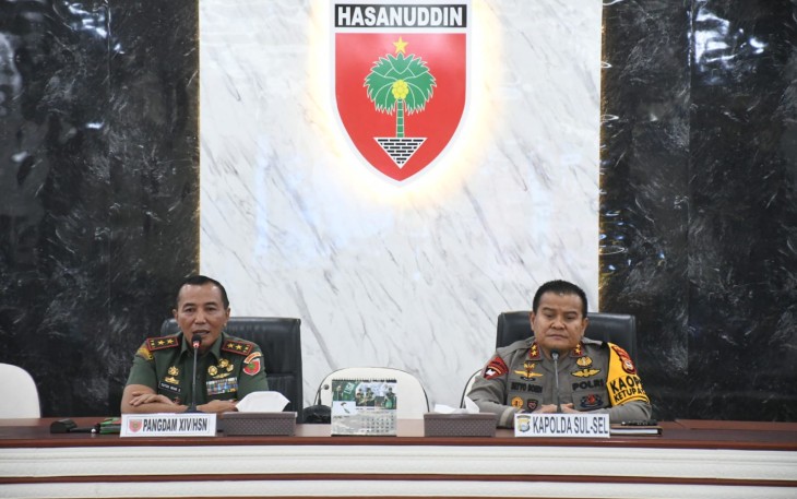 Pangdam XIV Hasanuddin Mayjen TNI Dr Totok Imam Santoso bersama Kapolda Sulsel 