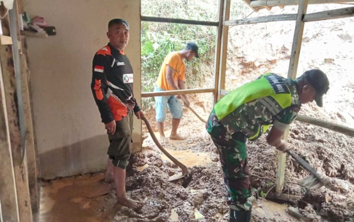 Bersihkan material longsor rumah warga binaan 