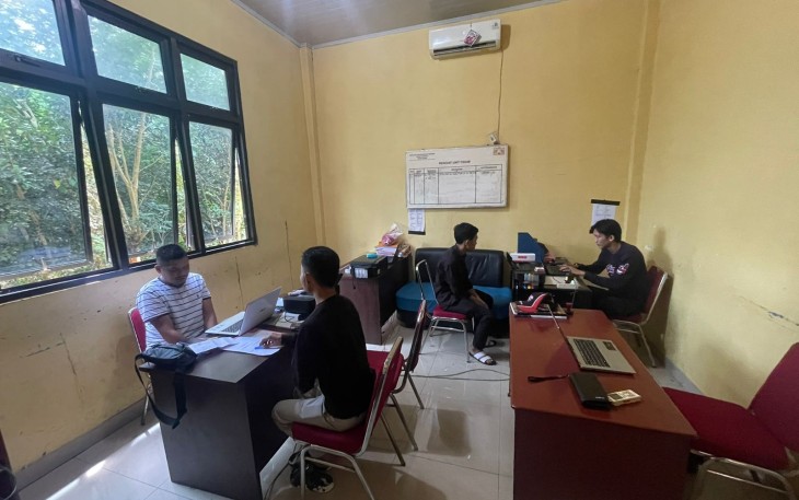 Kedua pelaku saat diperiksa penyidik