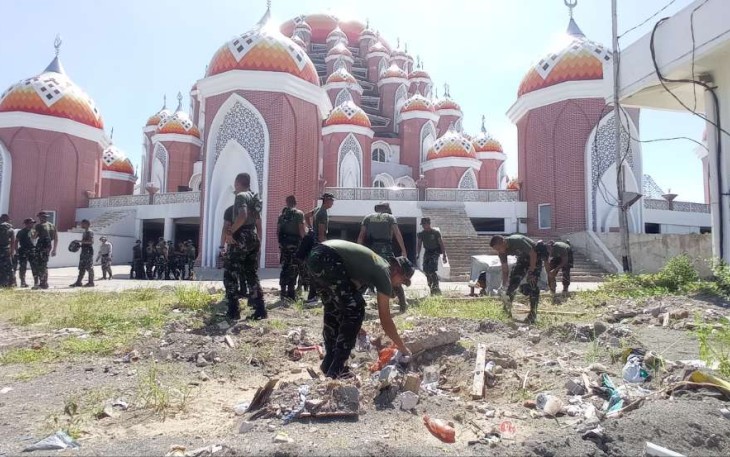 Bersihkan sampah di lokasi masjid 99 Kubah Makassar 