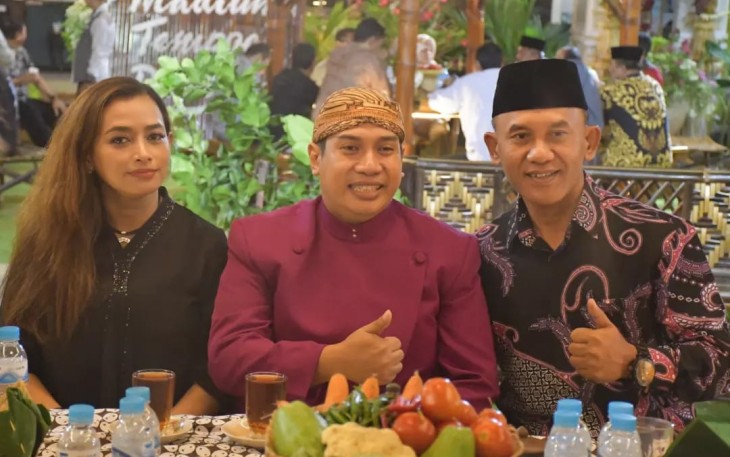 Danrem 081/DSJ Kolonel Inf H. Sugiyono bersama dalang Ki Bayu Aji Pamungkas 