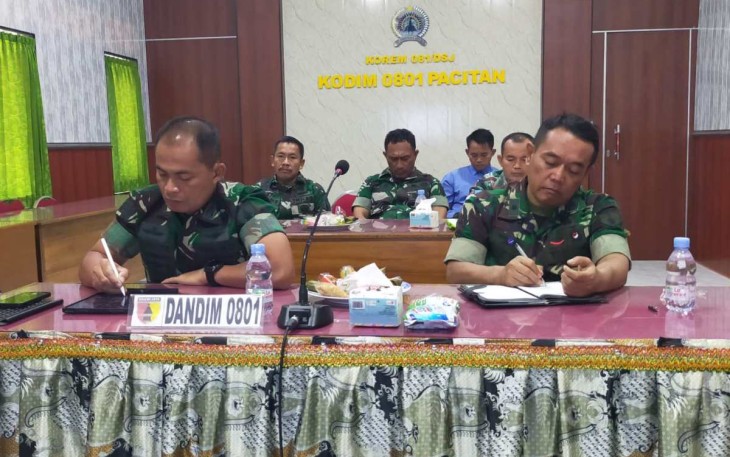 Dandim 0801/Pacitan Letkol Inf Roliyanto saat vidcon bersama Panglima TNI 