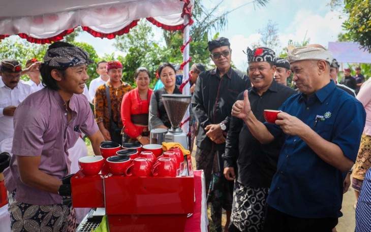 MenkopUKM Teten Masduki saat mencicipi kopi di Kintamani 