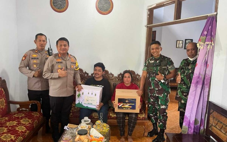 Kapolres Blitar Kota AKBP Argowiyono saat memberikan bantuan
