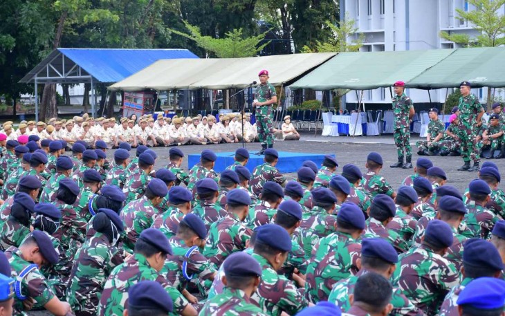 Danlantamal VI Makassar Brigjen TNI (Mar) Amir Kasman saat memberikan pengarahan 
