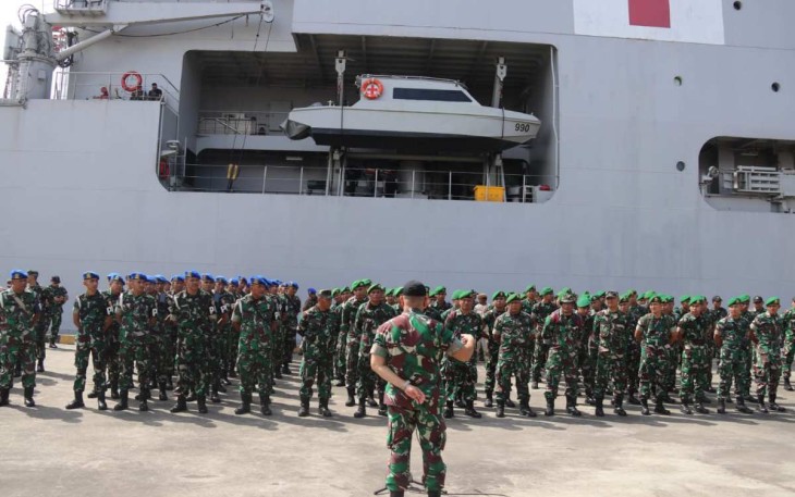 Pabandya Operasi Staf Kodam IX/Udayana Letkol Inf M Adriansyah saat melepas pasukan pengamanan VVIP KTT ASEAN di pelabuhan Benoa, Selasa (2/5) 