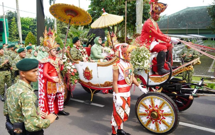 Mayjen TNI Syafrial bersama ibu menaiki kereta kuda diarak prajurit DIvif 2 Kostrad, Selasa (2/5)