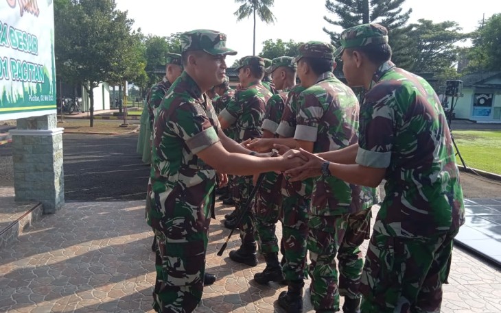 Dandim 0801/Pacitan Letkol Inf Roliyanto saat halal bihalal 