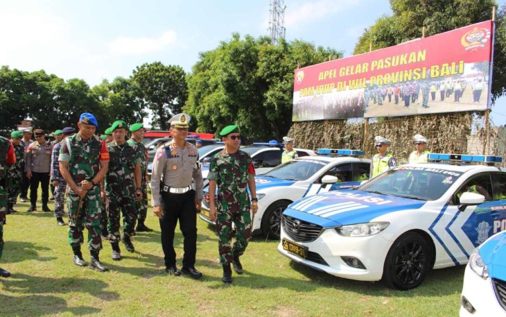 Danrem 163/WS Brigjen TNI Agus M Latif saat pengecekan pasukan pam VVIP di Makorem, Kamis (4)5)