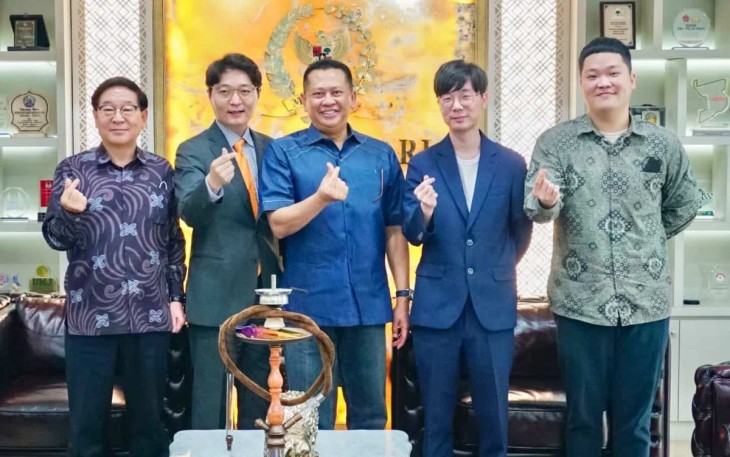 Bambang Soesatyo bersama awak media Korea Selatan di Jakarta, Kamis (4/5)