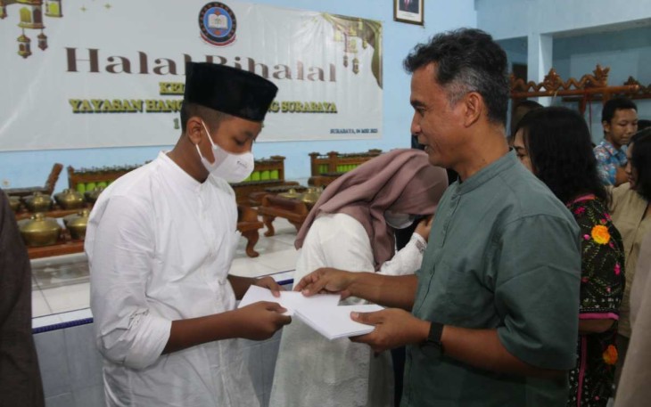 Kasatdik Cabang Surabaya YHT Kolonel Laut (KH) Suryanto Hadiwidodo saat memberikan santunan anak yatim, Kamis (4/5)