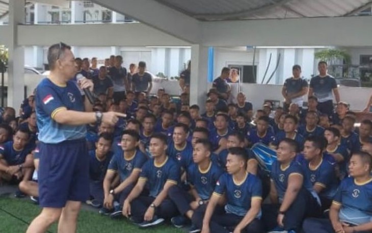 Pangkolinlamil Laksda TNI Yayan Sofiyan memberikan motivasi 