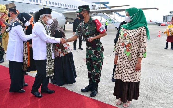 Danlanud Sutan Sjahrir Kol Nav Saeful Rakhmat bersama Ketua Yasarini Ny Cicik Saeful Rakhmat saat menyambut Wapres Ma'ruf Amin, Kamis (4/5)