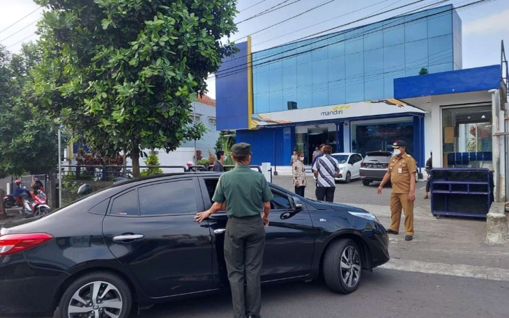 Camat Batu Yopi Supriadi Weno, S.Sos (seragam coklat) saat memimpin Operasi Yustisi Administrasi Kependudukan, Kamis (4/5)